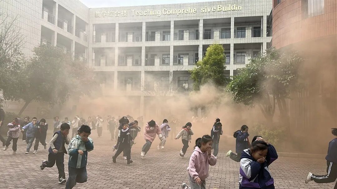 实战演练进校园 千名师生齐学“御火术”——走进思源实验小学开展消防疏散演练暨宣传活动 (1).JPG